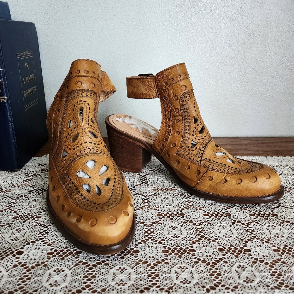 Veracruz Leather Cut Out Heeled Ankle Boots